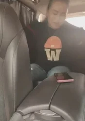 记录生活，车震自拍日社区维族熟女，表情真实。