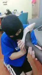 揪着耳朵吃黄金