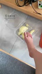 第一视角 主人用脚喂你吃榴莲