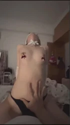 04年做团播的女神人瘦胸大内裤都来不及脱就骑屌手丝乳夹buff