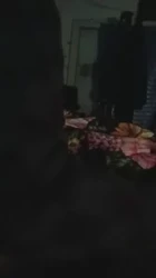 熟女边打电话边帮我撸，最后插入