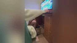 跳蛋调教母狗直接在厕所打炮，水汪汪骚穴玩喷尿又湿又滑后入内射