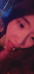 尻了一个极品骚货，一脸妩媚的吃着鸡巴