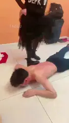 竞敢调戏我 老大跑了 给弟弟踩死