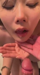 颜值很高的骚母狗，后入猛操还射她脸上！