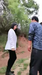 户外狠踢碰瓷男 路人围观