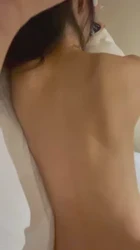 第一视角后入180大长腿，趁她发语音的时候干她真刺激