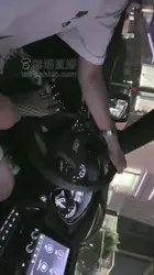车上玩司机 清理女王的渔网袜脚
