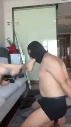 男奴舔脚 讨好被扇脚耳光 犯贱求喝主人的圣水