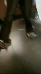 和美女吃饭 桌下藏了一个贱奴伺候着 推荐