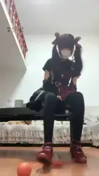 双马尾萝莉 踩番茄喂狗