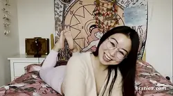 Ersties：一位可爱的中国女孩非常乐意为我们拍摄自慰视频