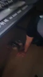 网吧包间打游戏 脚奴伺候着