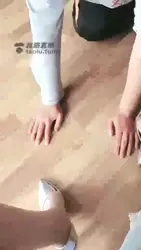 客厅里高跟踩虐狗