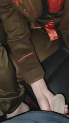 约晚上下班的乘务员小姐姐车上玩口交套丝袜足交撸射到鞋里再穿回脚上！