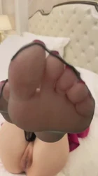 极品女神美腿玉足嫩b诱惑让人欲罢不能，最终还是难逃被操