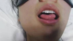 我在加班，老婆竟然把单男约到家里操，淫荡的舌头也太骚了