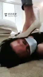 踩脖子 裸足脚耳光 打耳光