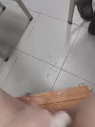 自慰喷出来了好多水