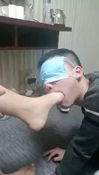 素人体验舔脚深喉