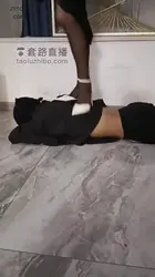 超狠高跟踩踏 嘴皮扎破