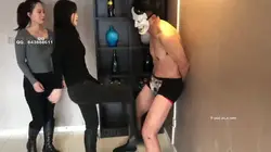 皮靴女击溃暴露狂