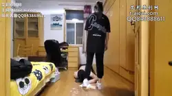 脏白鞋踩踏喂食 跳舞踩面包