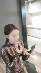 美帝 酒吧陪酒小妹做S调教奴才