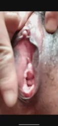 「原创」丝袜人妻熟女饥渴难耐自慰抠逼淫水直流，骚逼特写