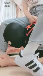 妮蔻 舔女王的脏臭白袜