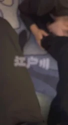 黑丝母狗被调教的跪在地上，舔我的脚！