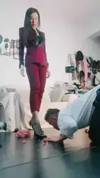 女Boss调教男下属 强迫吃圣水泡面