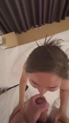 大三母狗主动口爆吞精