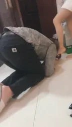 众奴厕所伺候 真实圣水