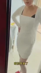 居家带娃的家庭主妇！趁老公上班让情夫来家里操自己止痒
