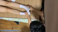 屌丝男约175长腿小姐姐来家里玩 脱鞋舔脚趾
