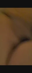 她在发抖唉