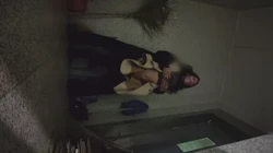 衣服不脱楼道先来一炮，小母狗千里坐飞机送逼 等不及了