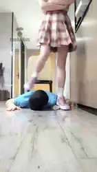 jk下的贱狗狗 踩脸 骑马 清理鞋底 圣水