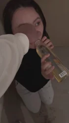 贱母狗操逼前主动喝尿给自己提神醒脑眼泪都被操出来了