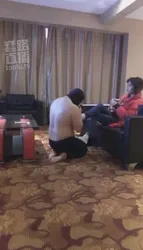 情侣主调教 后面舔男主鞋底