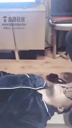 逛街累了女儿给麻麻伺候