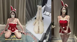 圣诞夜操高颜值兔女郎，戴着眼镜跪在落地窗前，最后射在小骚穴上。