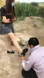 双s野外遛狗 清理脏脏鞋底