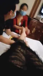 当着素人技师喂狗圣水 强迫贱狗舔技师鞋底