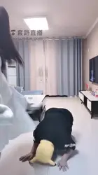 被三个素人小妹暴打 羞辱