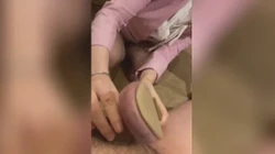 刚约的退役空姐被要求对着鞋子做