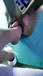 脚下小狗狗舔脚