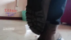 长靴皮裤踢打下体语言羞辱狗奴