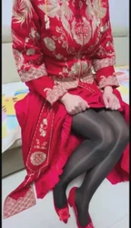 新婚出轨少妇，穿上结婚中式裙褂和我最爱的黑丝让我当一回新郎